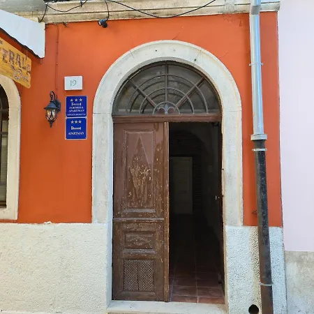 Trixi Maksimijan Apartment *